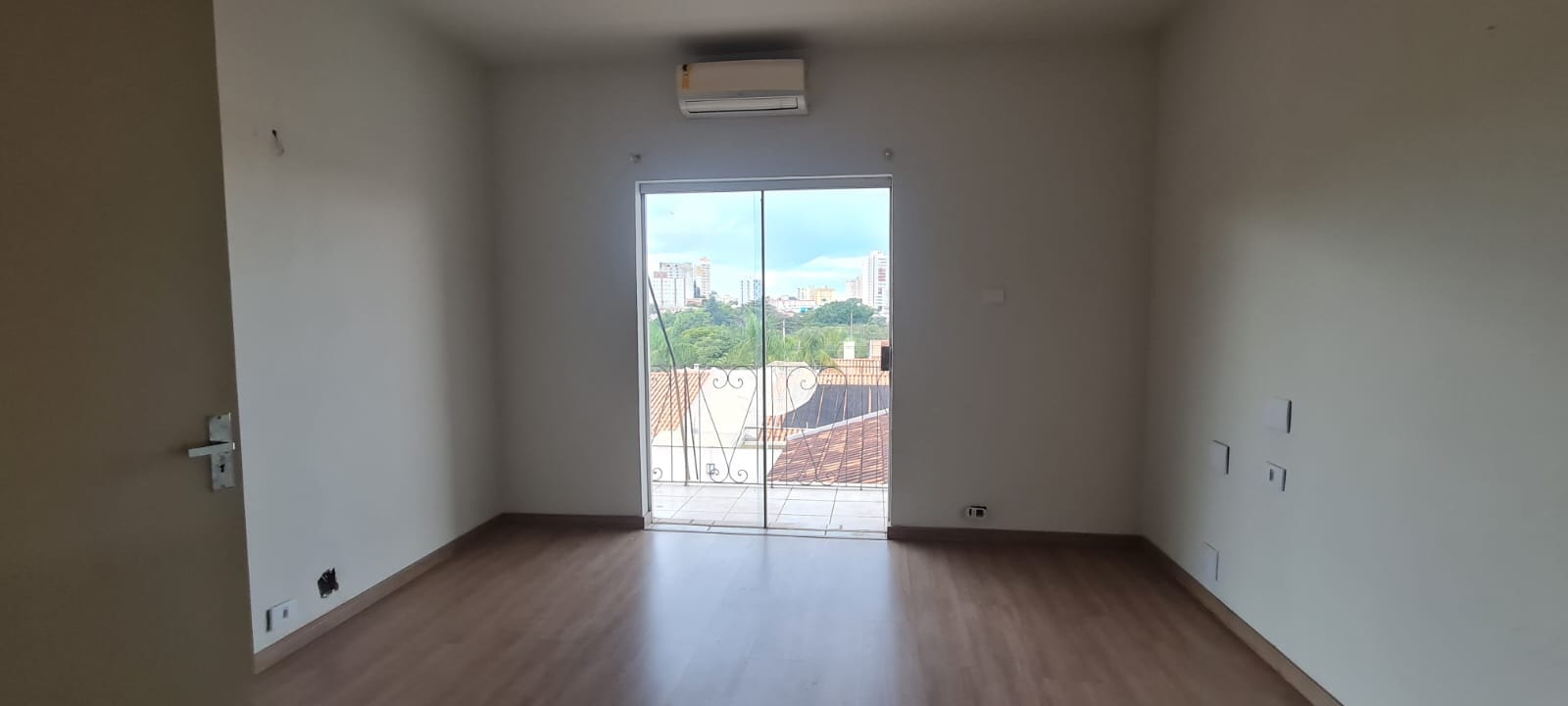 Sobrado para venda , 390m² no total, 193m² construção,no Jd Quebec, 3 quartos sendo 1 suite, e 2 com sacada, 4 vagas - Londrina, PR