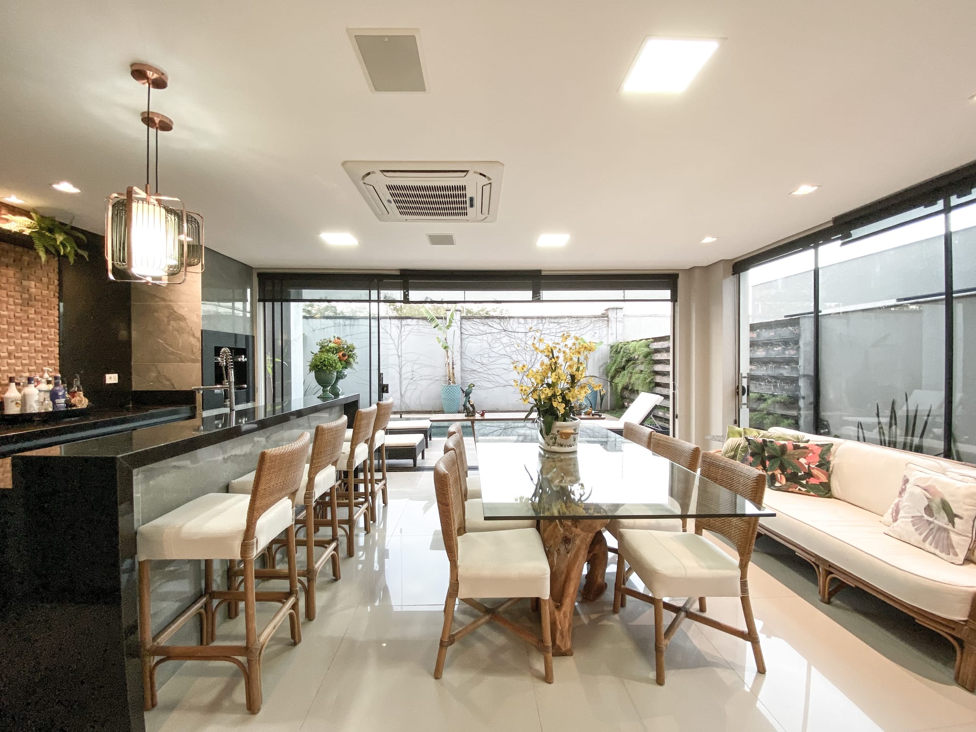 Casa venda e locação no Cond. Alphaville II, 300m² úteis, mobiliada, decorada com 4 quartos sendo 2 suítes e 2 demi-suites, piscina, hidromassage