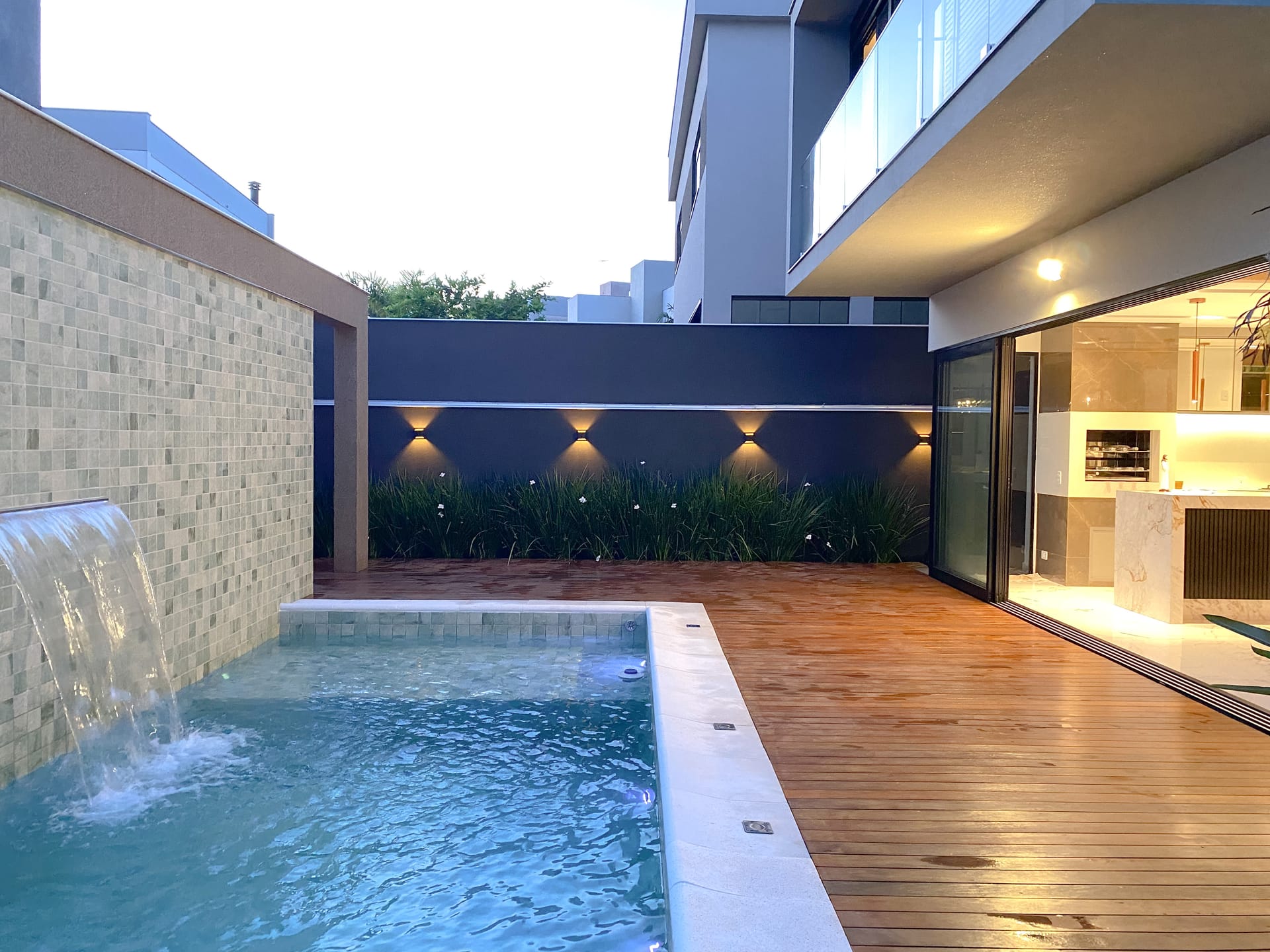 Sobrado à Venda, 302m² úteis,  3 suítes, decorado no Cond.Vivenda Vivendas do Arvoredo, Londrina, PR