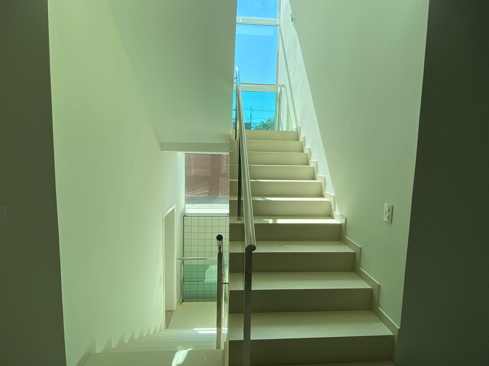 Triplex de luxo 500m² úteis/4 suítes no Cond. Alphaville II, churrasqueira /piscina, ar condicionado, 2 lareiras - Vivendas do Arvoredo - Londrin