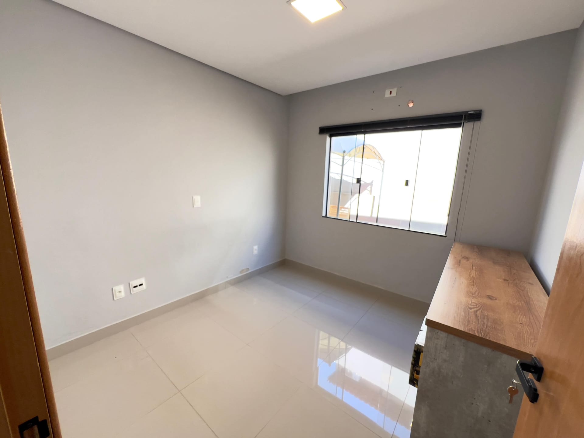 Casa à venda, Bairro Monte Carlo, Pé Direito Alto, 3 quartos sendo 1 Suite, Proximo ao Aeroporto, Londrina PR