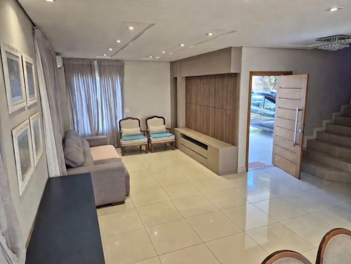 Sobrado à venda, 3 quartos sendo 1 suite com armários e banheira, 220 m², Royal Maison, Esperança, Londrina, PR