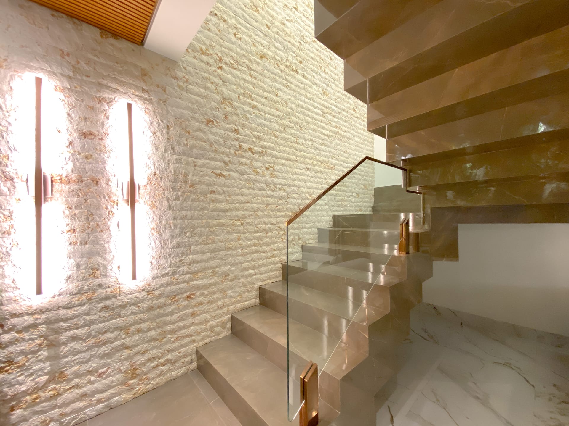 Sobrado à Venda, 302m² úteis,  3 suítes, decorado no Cond.Vivenda Vivendas do Arvoredo, Londrina, PR