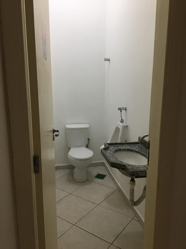 Barracão para locação, Av. Maringá, 814m² úteis, 14 garagens, frente vidro, Londrina-PR