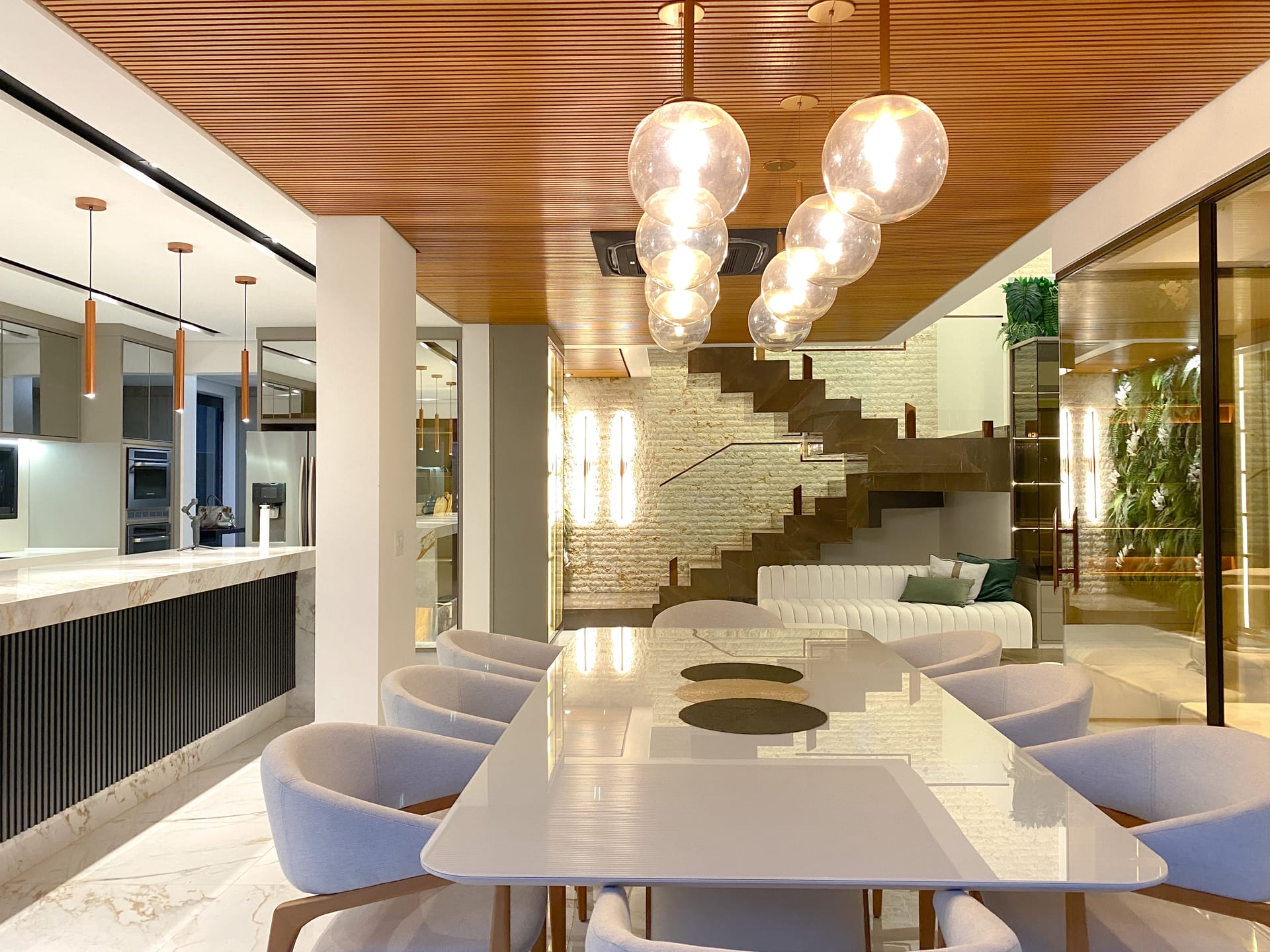Sobrado à Venda, 302m² úteis,  3 suítes, decorado no Cond.Vivenda Vivendas do Arvoredo, Londrina, PR