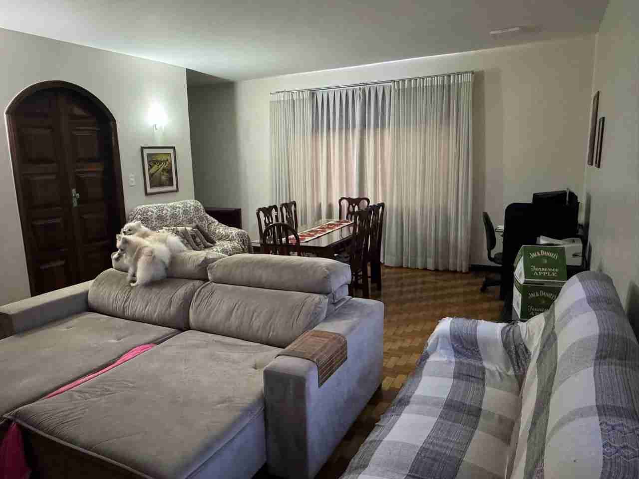 Casa à venda, 400 m2 úteis, 4 quatos sendo 2 suítes, porteira fechada. área de lazer ampla, 6 vagas, Jardim Shangri-lá A, Londrina-PR
