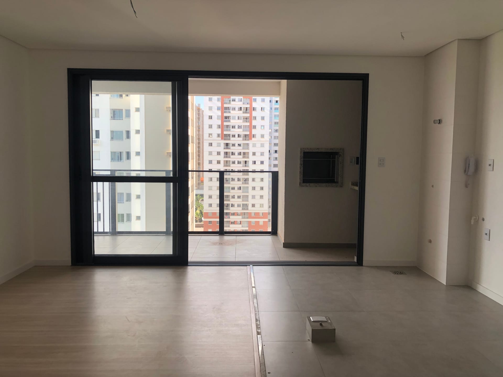 Apartamento à venda, Edifício Sense, 79m² úteis, 2 quartos (1 suíte), andar alto, ampla sacada com churrasqueira - Terra Bonita, Londrina, PR