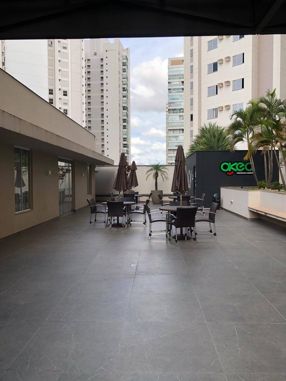 Apartamento à venda, Edifício Mirante do Lago, 76m² úteis, 3 quartos sendo 1 suíte, sacada com churrasqueira - Gleba Fazenda Palhano, Londrina, P