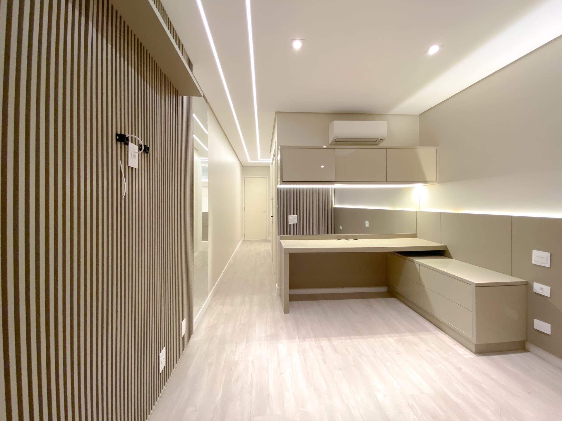 Sobrado à Venda, 302m² úteis,  3 suítes, decorado no Cond.Vivenda Vivendas do Arvoredo, Londrina, PR