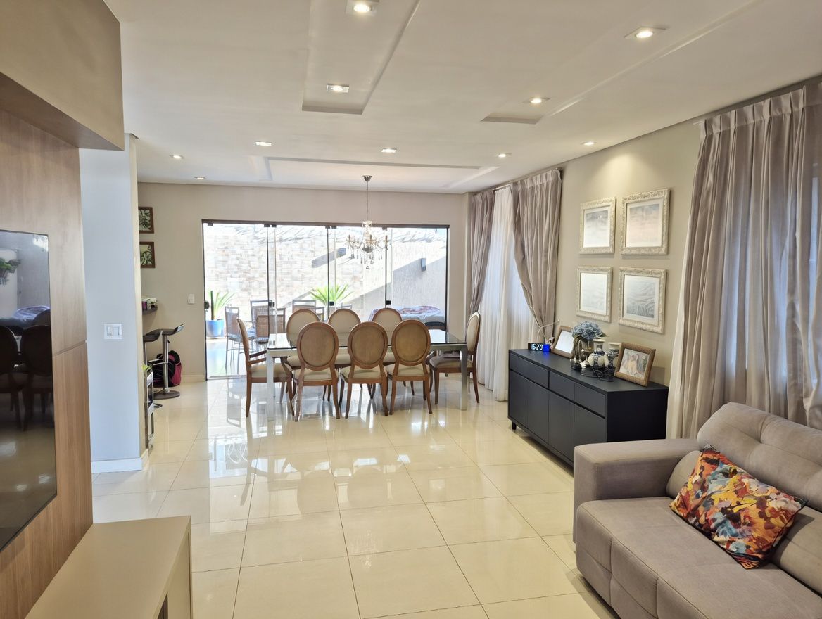 Sobrado à venda, 3 quartos sendo 1 suite com armários e banheira, 220 m², Royal Maison, Esperança, Londrina, PR