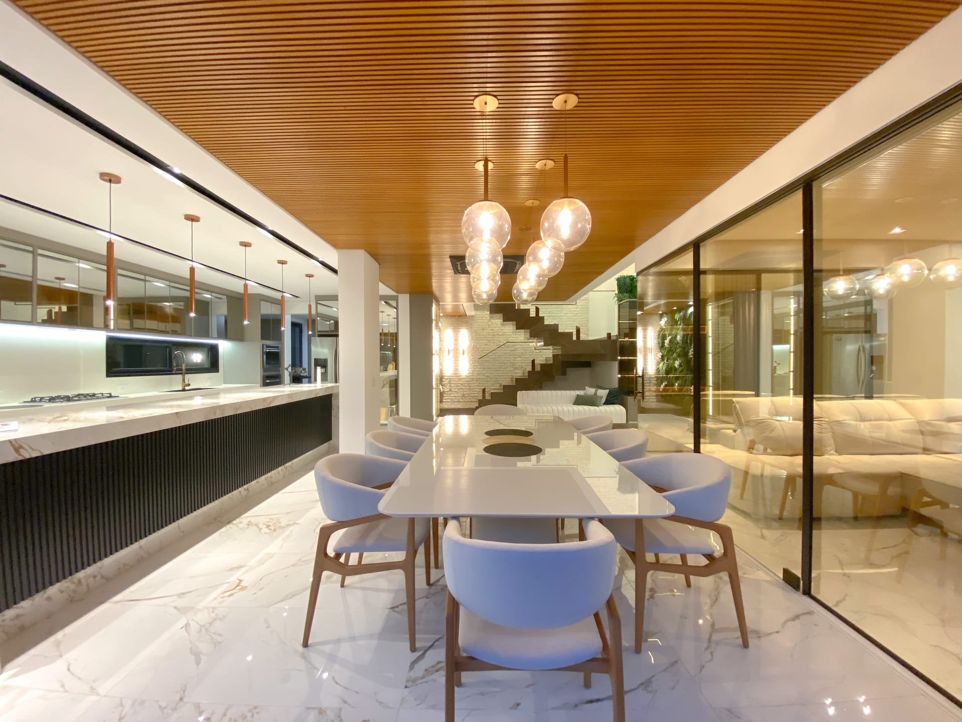 Sobrado à Venda, 302m² úteis,  3 suítes, decorado no Cond.Vivenda Vivendas do Arvoredo, Londrina, PR