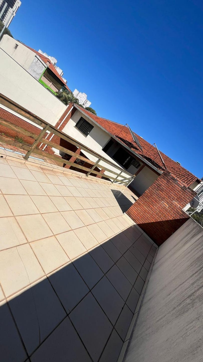 Casa comercial próximo a Av Higienópolis, piscina- Guanabara, Londrina, PR