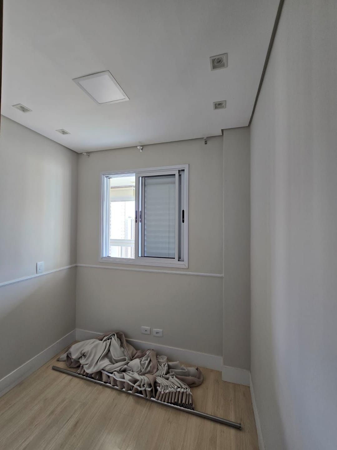 Apartamento à venda, Edifício Uptown Residence, 75m² úteis, 2 quartos (1 suíte), varanda com churrasqueira, 2 vagas paralelas - Gleba Palhano, Lo