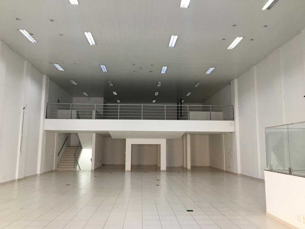 Barracão para locação, Av. Maringá, 814m² úteis, 14 garagens, frente vidro, Londrina-PR