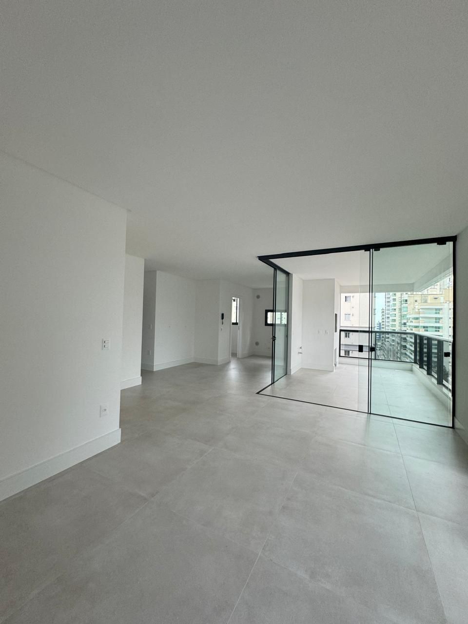 Apartamento novo à venda, 400m² da praia, Edifício Fiori Del Mare Residenziale, 3 suítes, 2 vagas de garagem, Itapema/SC.