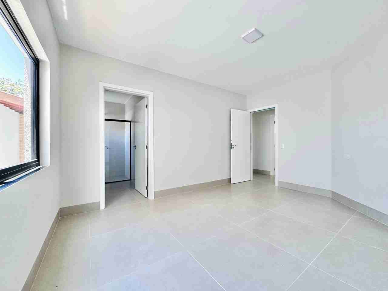 Casa à venda, alto padão, 3 pavimentos, aréa útil de 465M², 6 quartos (sendo 2 suítes e um suíte master) ,Mediterrâneo, Londrina, PR
