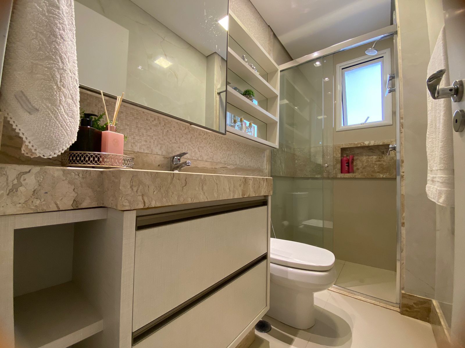 Apartamento à Venda, Ed Kensington, 114m2 úteis,  3 quartos sendo 1 suíte, 3 vagas- Gleba Palhano - Londrina, PR