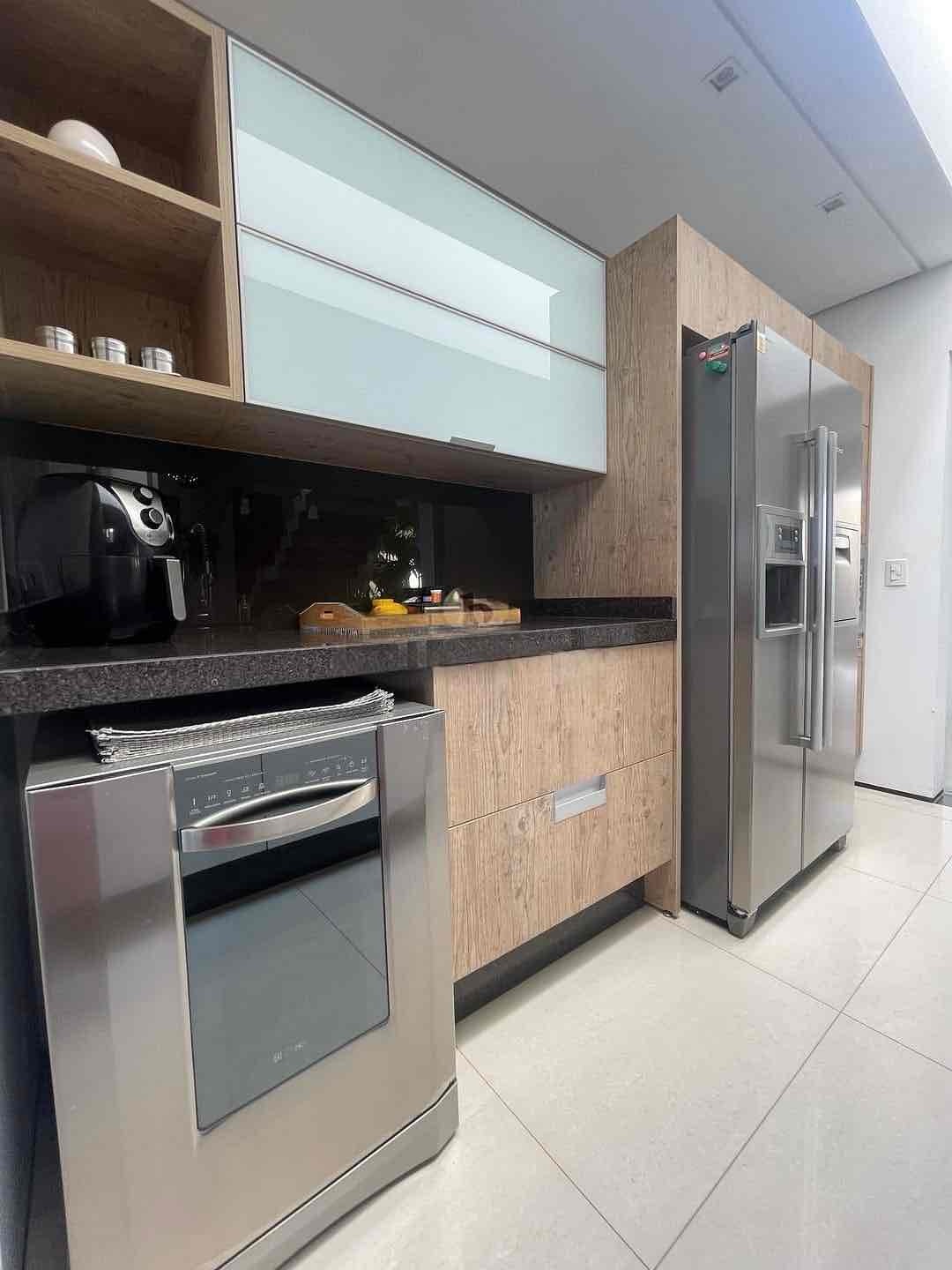 Casa à venda, Royal Forest, 300m² úteis, 3 suítes, aquecimento solar, piscina, quintal,  4 vagas -  Esperança Londrina, PR
