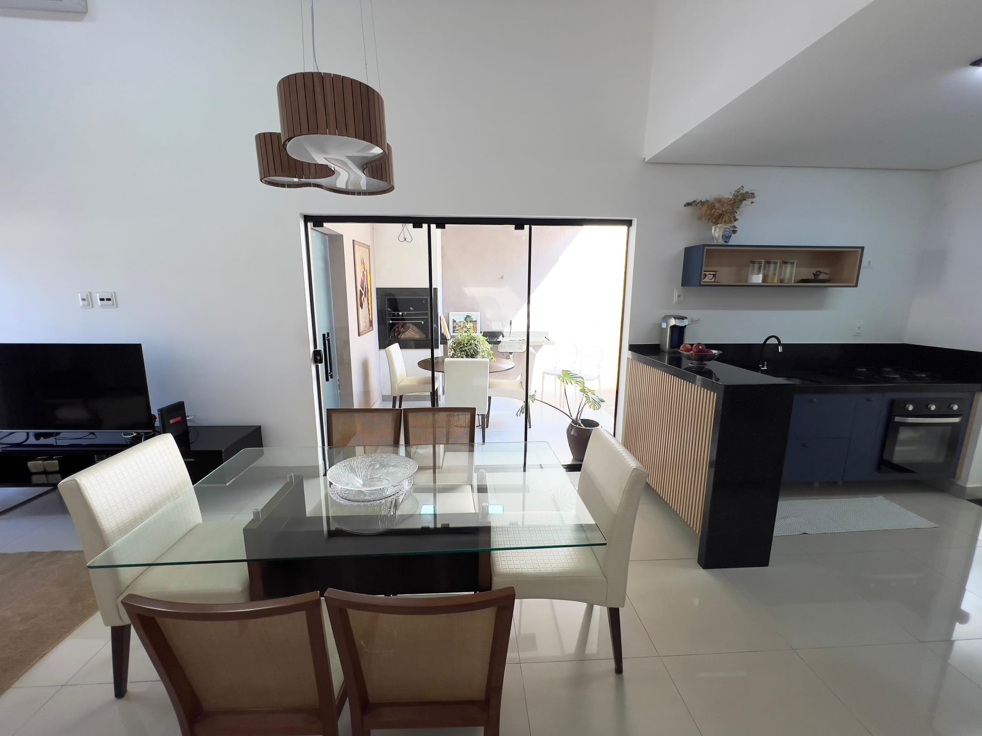 Casa à venda, Bairro Monte Carlo, Pé Direito Alto, 3 quartos sendo 1 Suite, Proximo ao Aeroporto, Londrina PR