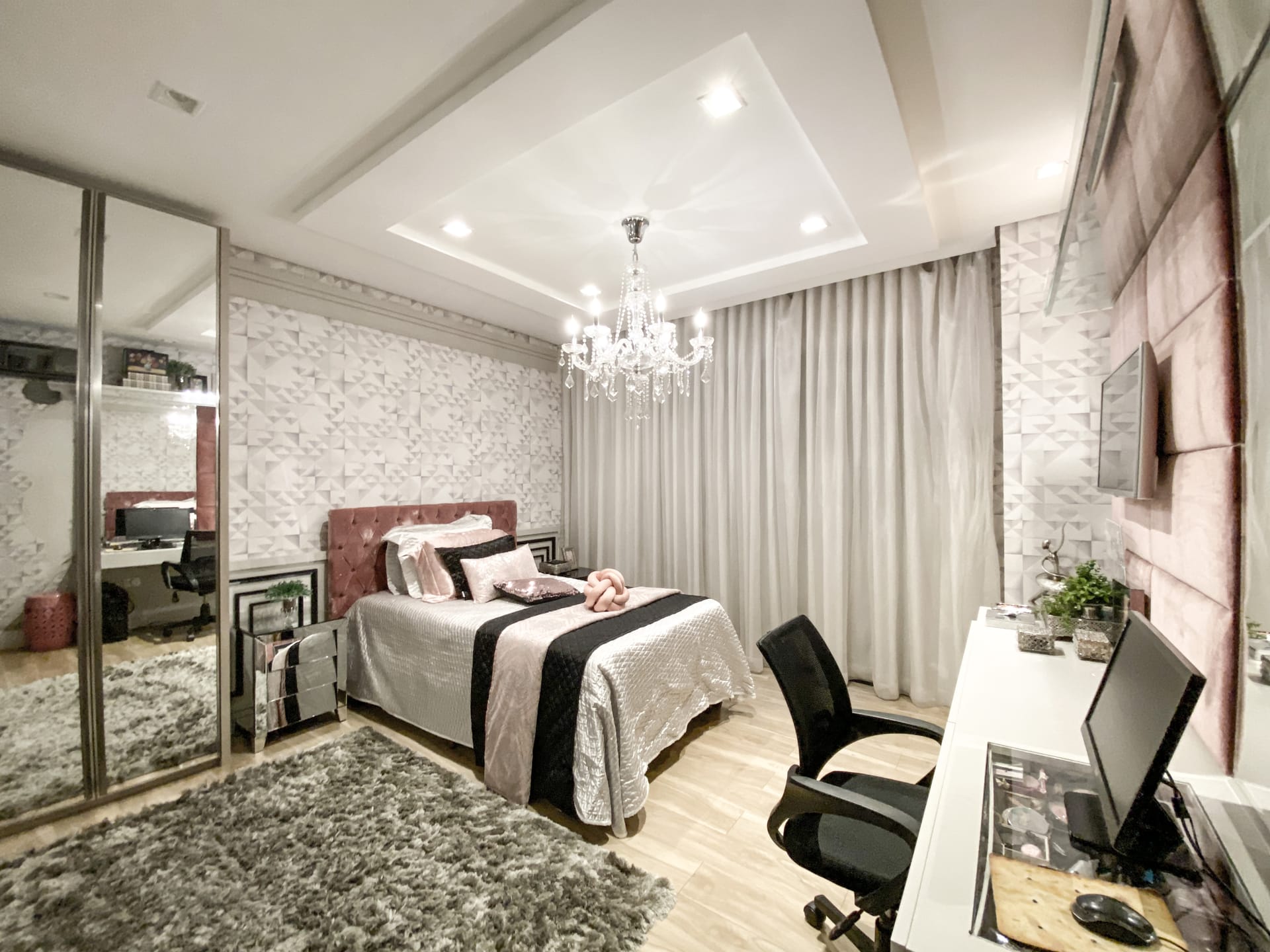 Casa venda e locação no Cond. Alphaville II, 300m² úteis, mobiliada, decorada com 4 quartos sendo 2 suítes e 2 demi-suites, piscina, hidromassage