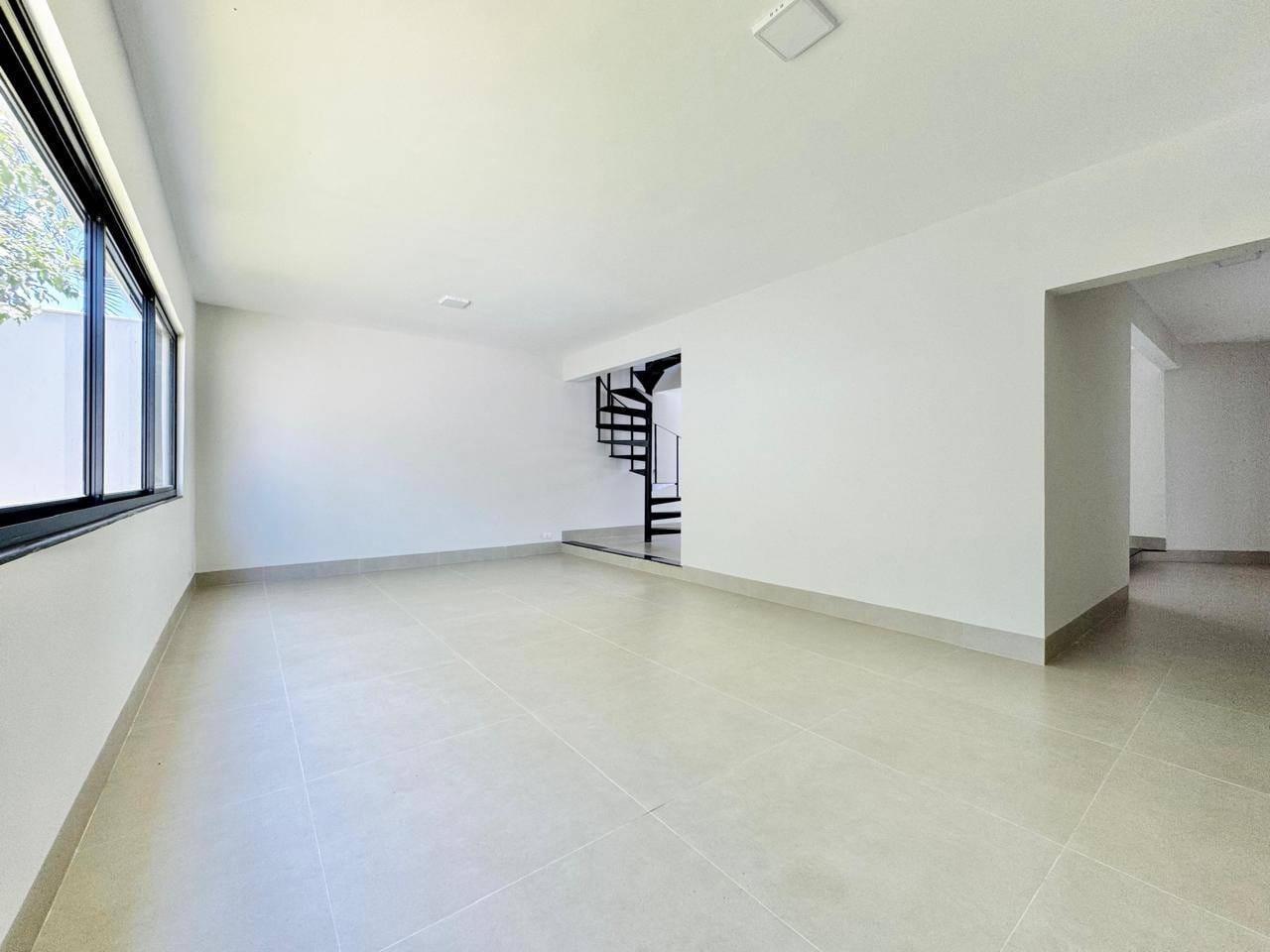 Casa à venda,  no Mediterrâneo, 467m² construção, 6 quartos sendo 3 suítes, 5 banheiros, 1 lavabo, 3 vagas, Londrina, PR