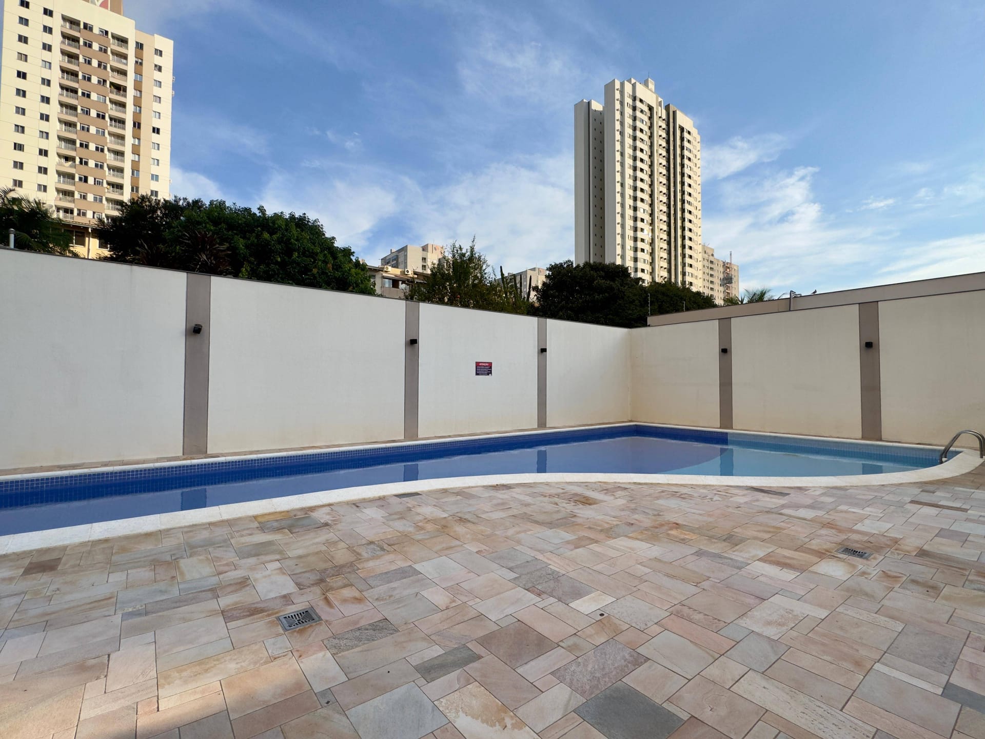 Apartamento à venda, Edifício Solar Mirador, 75m² úteis, 3 quartos (1 suíte), andar alto, sacada com churrasqueira - Aurora, Londrina, PR