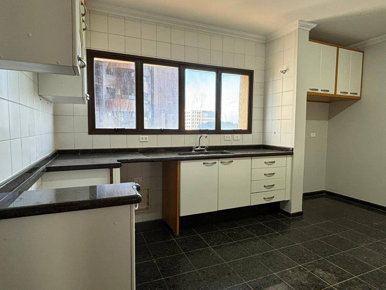 Apartamento à Venda,  260m² úteis, Edifício London Lake, 04 suítes, vista para lago 3 vagas - Caiçaras, Londrina, PR
