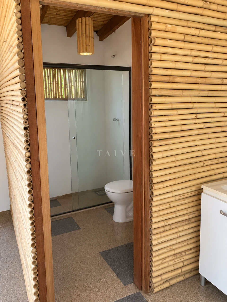 Imagens do imóveis Sala comercial de 741 m² para alugar na Avenida Tiradentes, Londrina/PR.