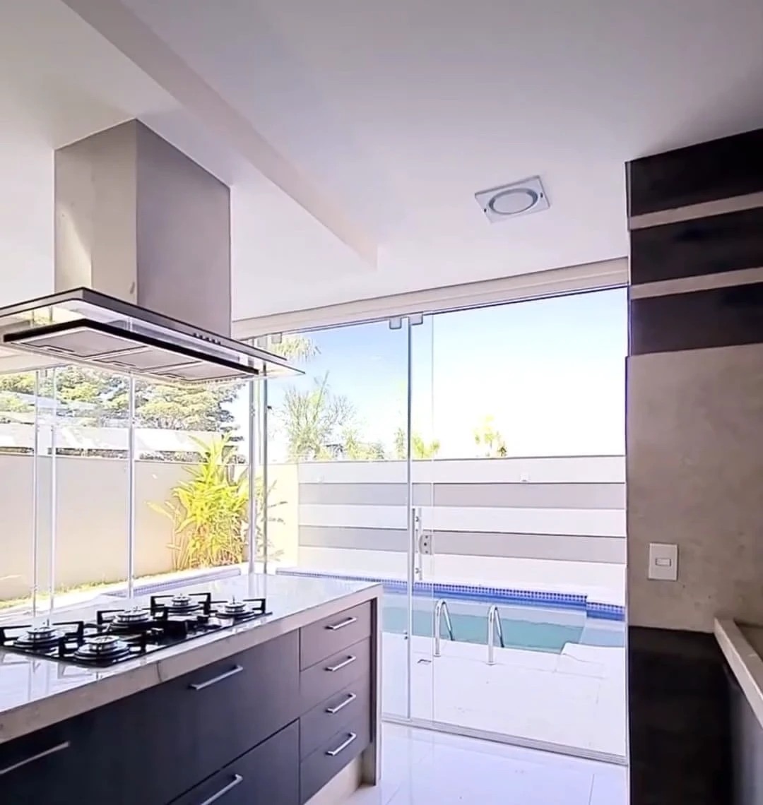 Sobrado à venda, Condomínio Royal Forest, 220m² úteis, 3 suítes, piscina, quintal, 4 vagas - Esperança, Londrina, PR