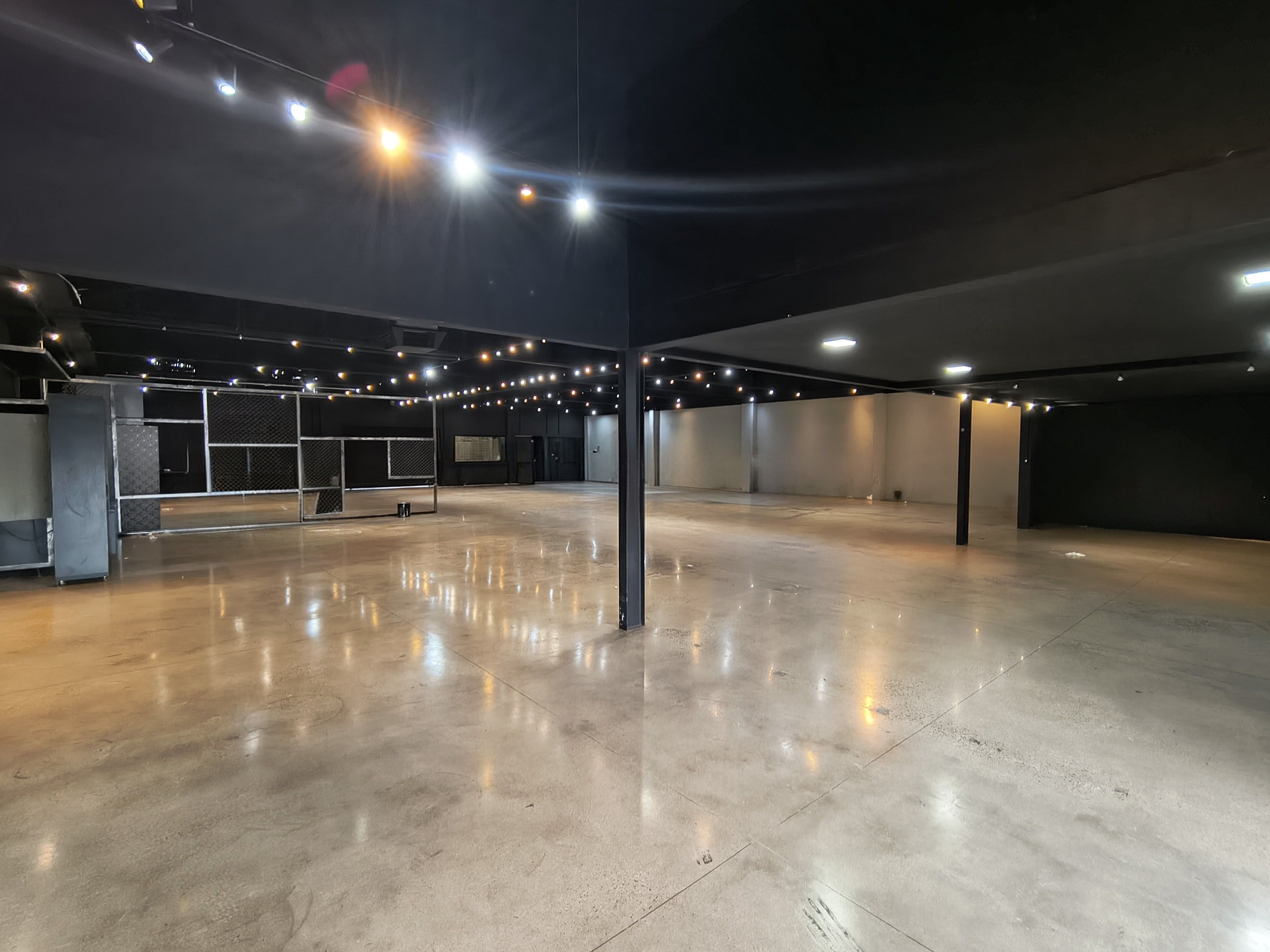 Barracão para locação, 997M² úteis, subsolo e mezanino, 28 garagens, 4 banheiros, Av.JK, Londrina-PR