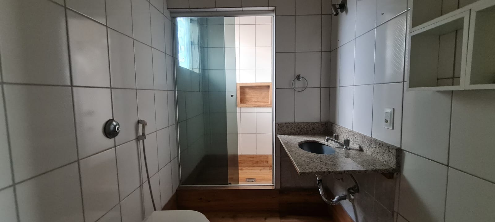 Sobrado para venda , 390m² no total, 193m² construção,no Jd Quebec, 3 quartos sendo 1 suite, e 2 com sacada, 4 vagas - Londrina, PR