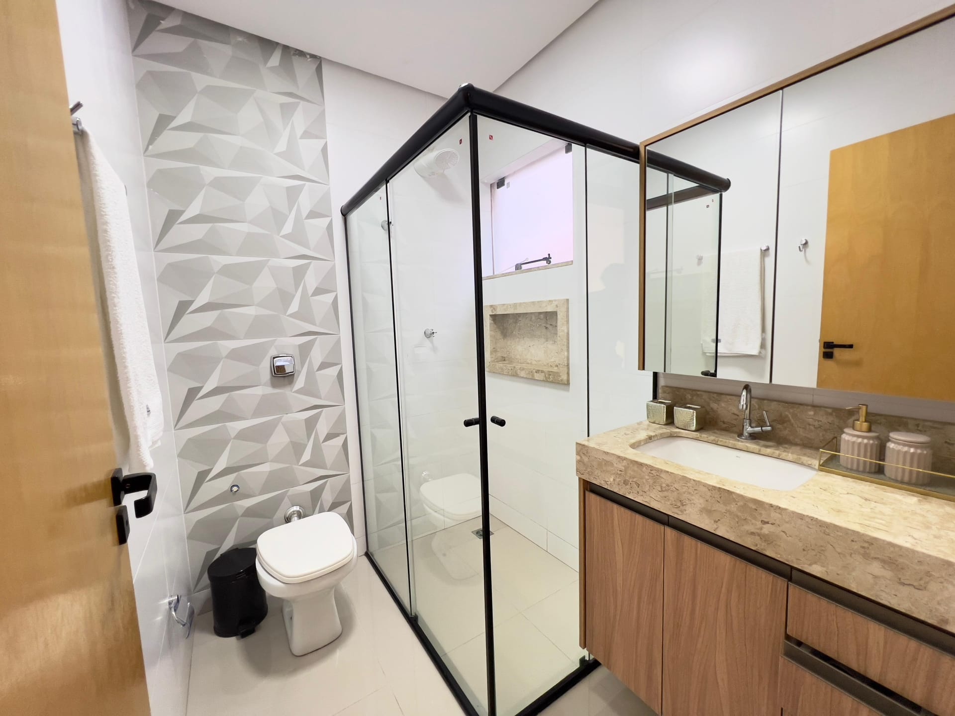 Casa à venda, Bairro Monte Carlo, Pé Direito Alto, 3 quartos sendo 1 Suite, Proximo ao Aeroporto, Londrina PR