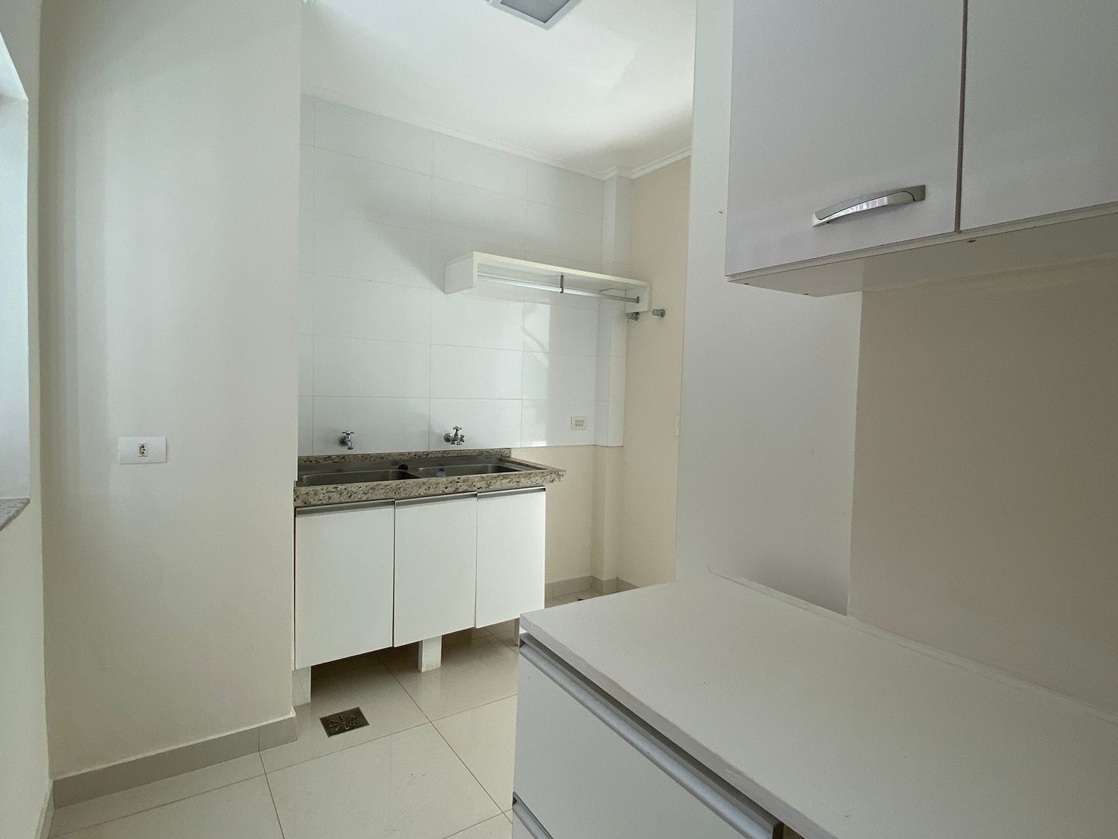 Triplex de luxo 500m² úteis/4 suítes no Cond. Alphaville II, churrasqueira /piscina, ar condicionado, 2 lareiras - Vivendas do Arvoredo - Londrin