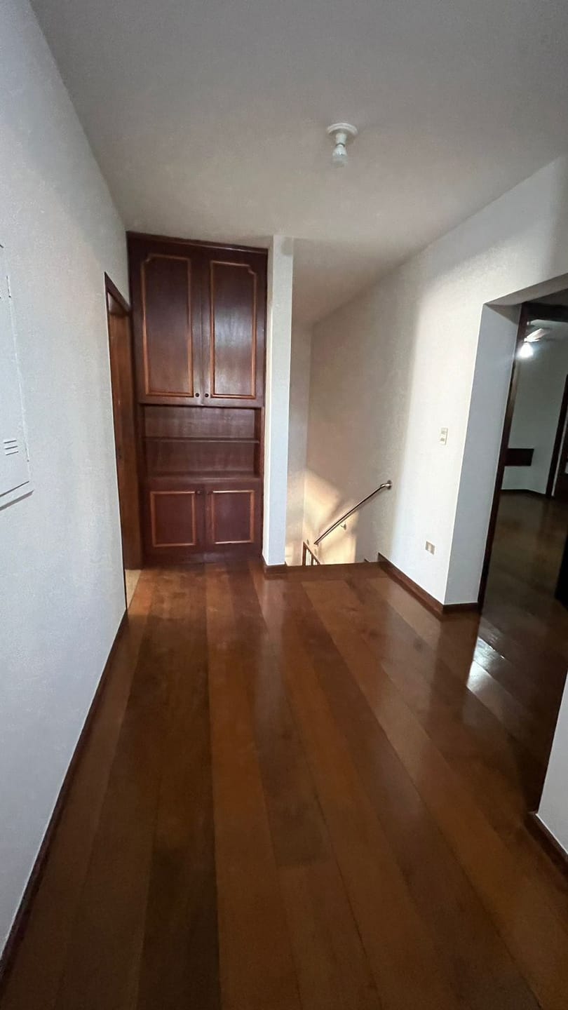 Casa comercial próximo a Av Higienópolis, piscina- Guanabara, Londrina, PR
