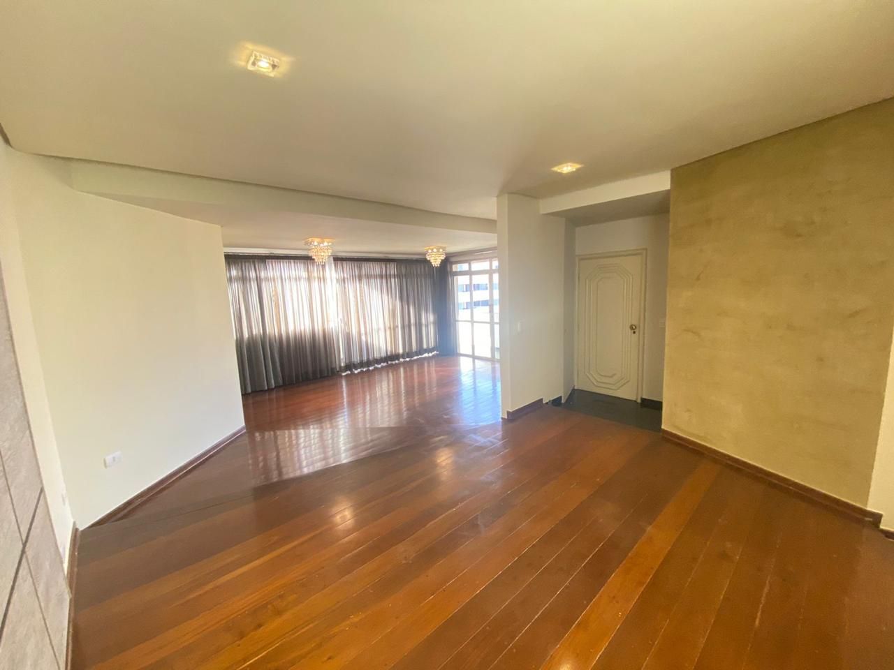 Apartamento à venda, 467m²  úteis, cobertura penthouse, 4 dormitórios sendo 2 suítes, 4 banheiros, Centro - Londrina, PR