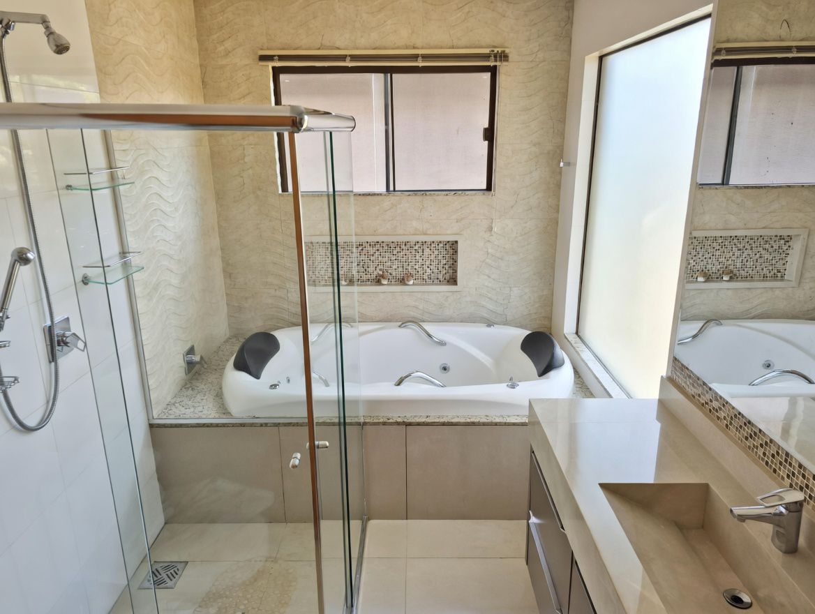 Sobrado à venda, 3 quartos sendo 1 suite com armários e banheira, 220 m², Royal Maison, Esperança, Londrina, PR