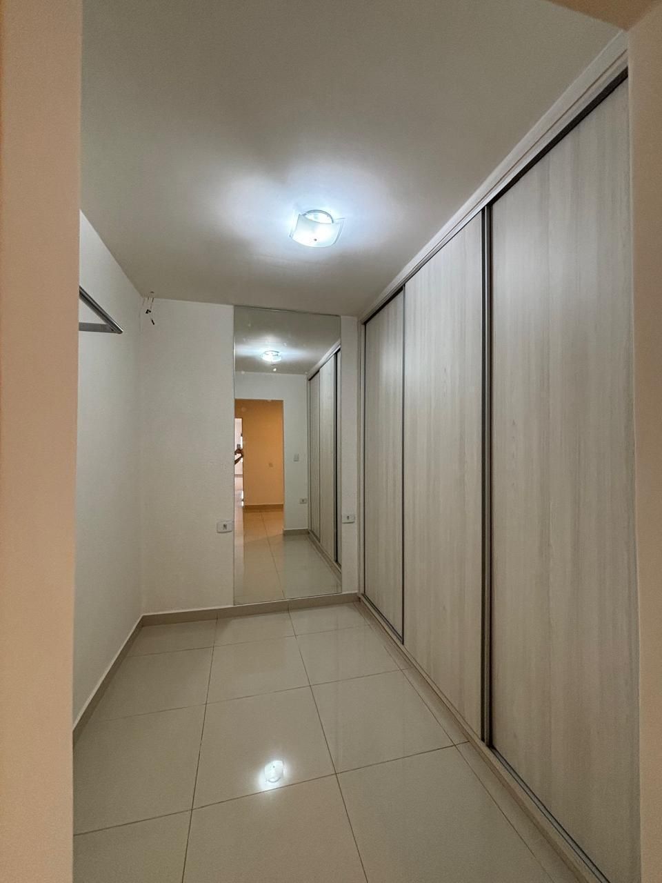 Casa à venda, 2 quatos, um closet, 2 vagas, 112M²,  Condomínio Sabará 1, Londrina-PR