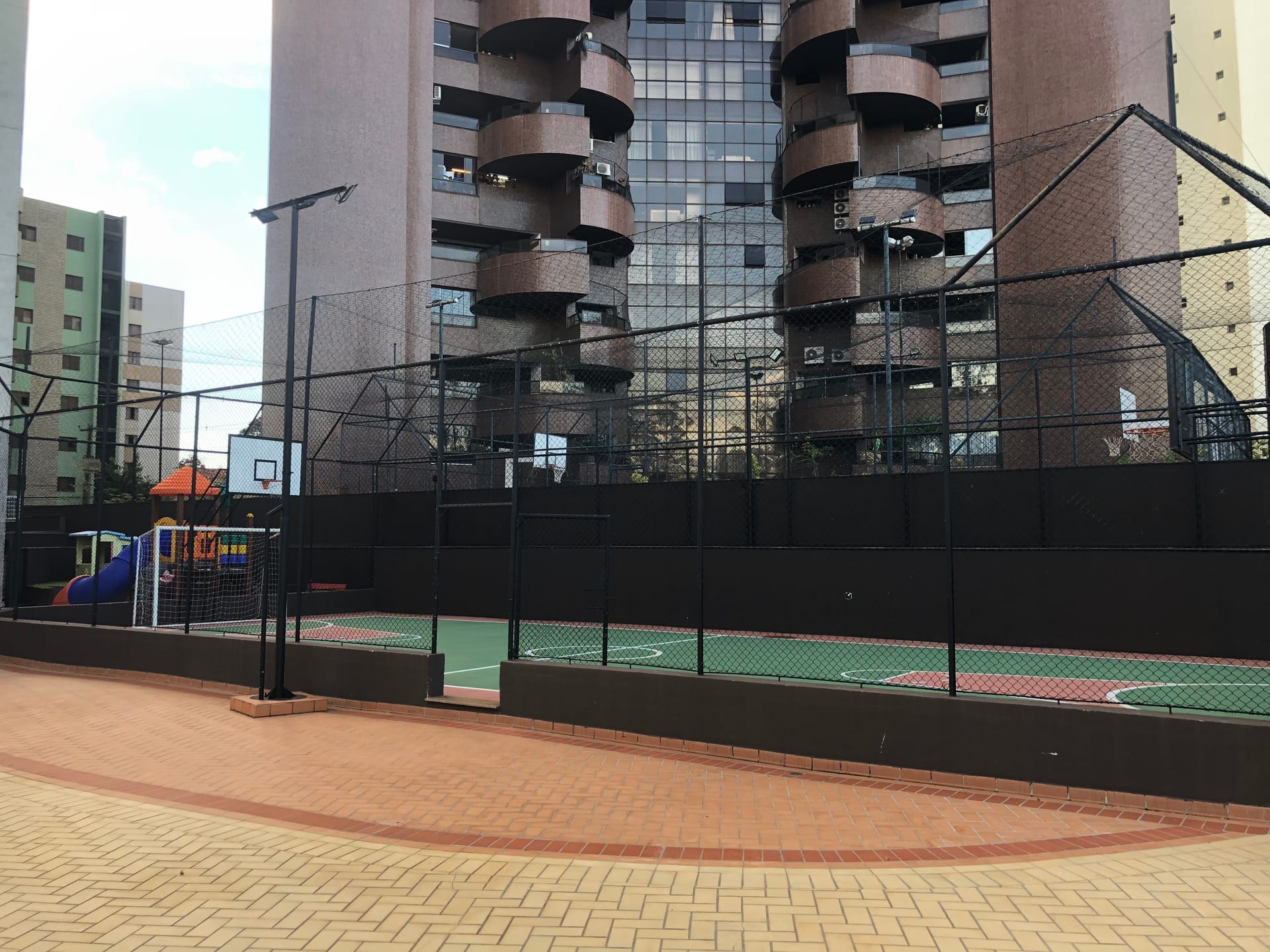 Apartamento à venda, Edifício London Lake, 263m² úteis, 2 suítes, ampla varanda com churrasqueira, 3 vagas - Caiçaras, Londrina, PR