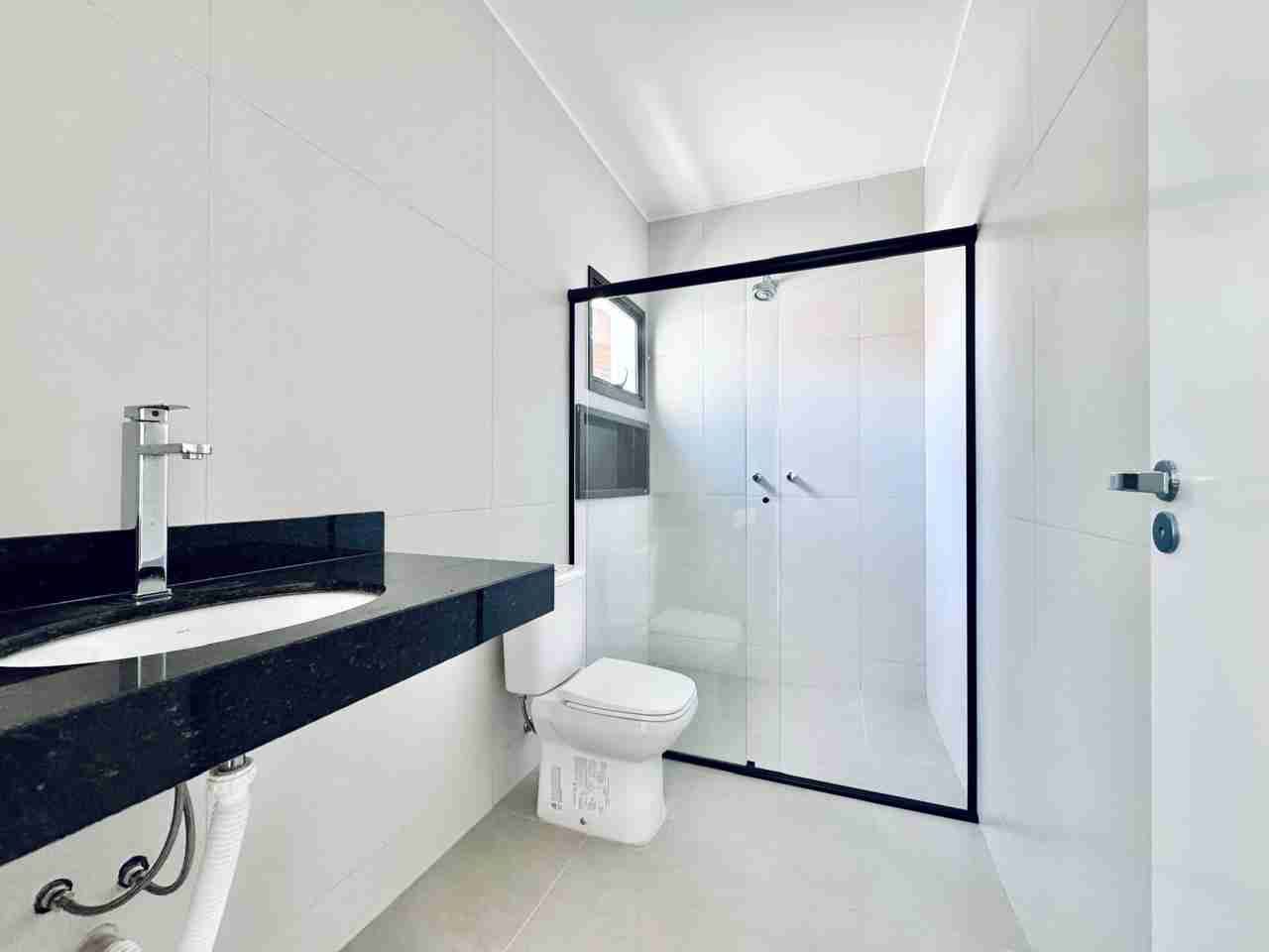 Casa à venda, alto padão, 3 pavimentos, aréa útil de 465M², 6 quartos (sendo 2 suítes e um suíte master) ,Mediterrâneo, Londrina, PR