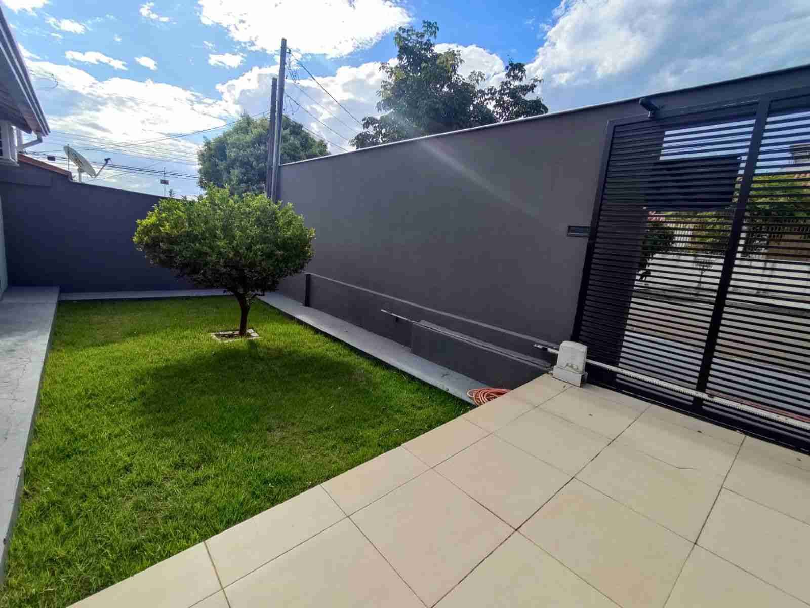 Casa à venda, 152m2 úteis, área total 330m2, 3 quartos, 3 vagas-  Mônica Londrina Pr