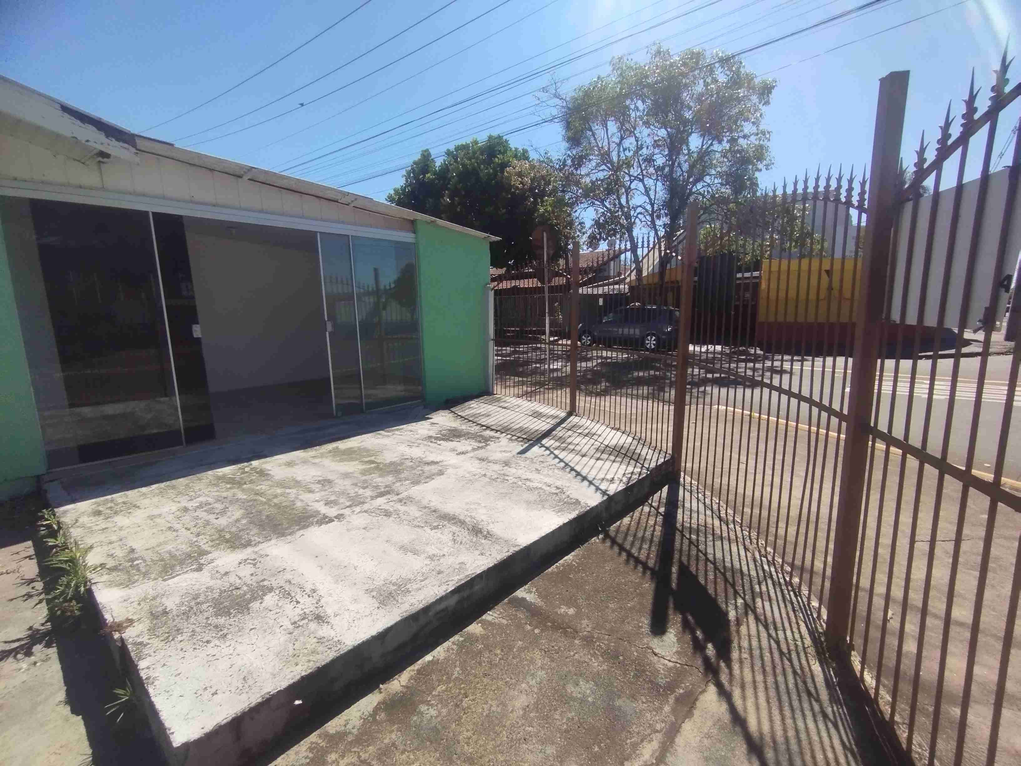 Casa comercial para Locação, 6 salas, localização na  Av. Arthur thomas, 200M² de construção, Jd Bandeirantes - Londirna-PR