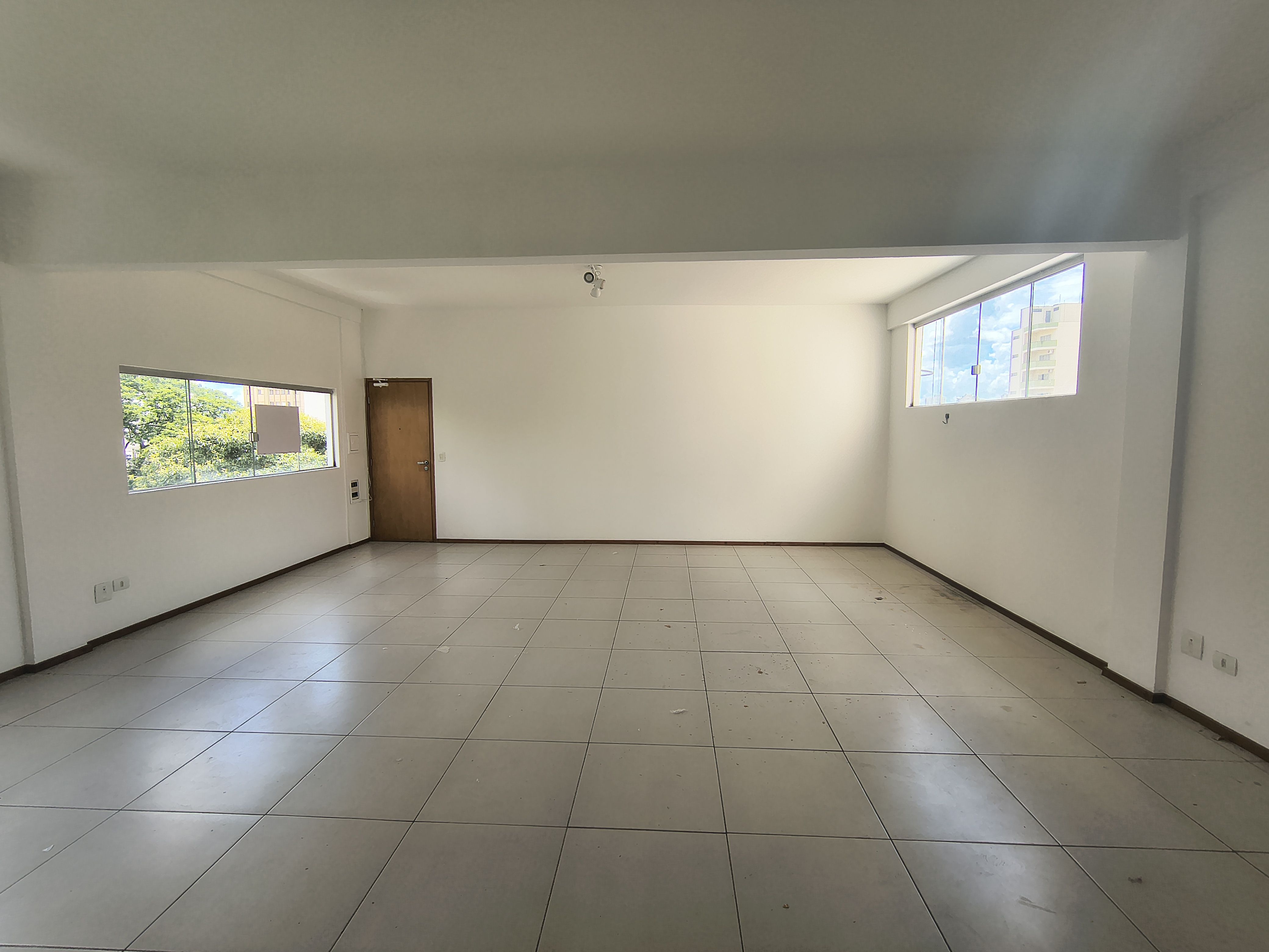 Sala para locação, Rua Pará, centro, 100M² úteis, 2 banheiros. Londrina-PR