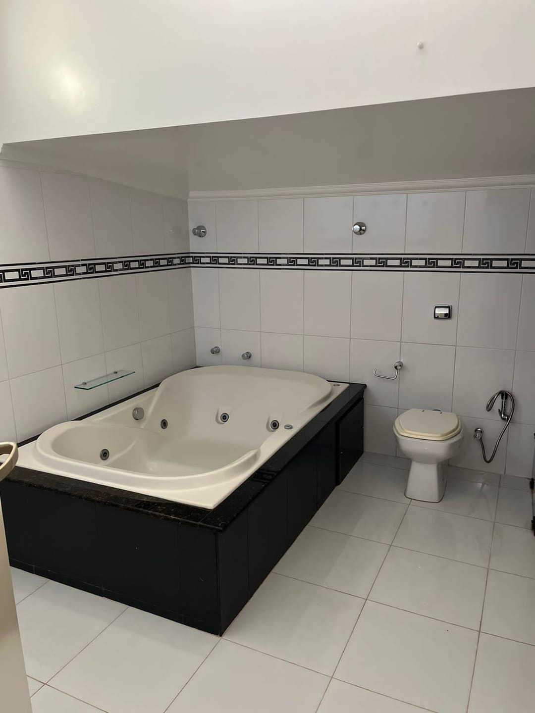 Casa Residencial ou Comercial de 400 m² para venda, 05 quartos (sendo 2 suítes) piscina, de frente para o lago Igapó 1 -Bairro Canaã, Londrina, P