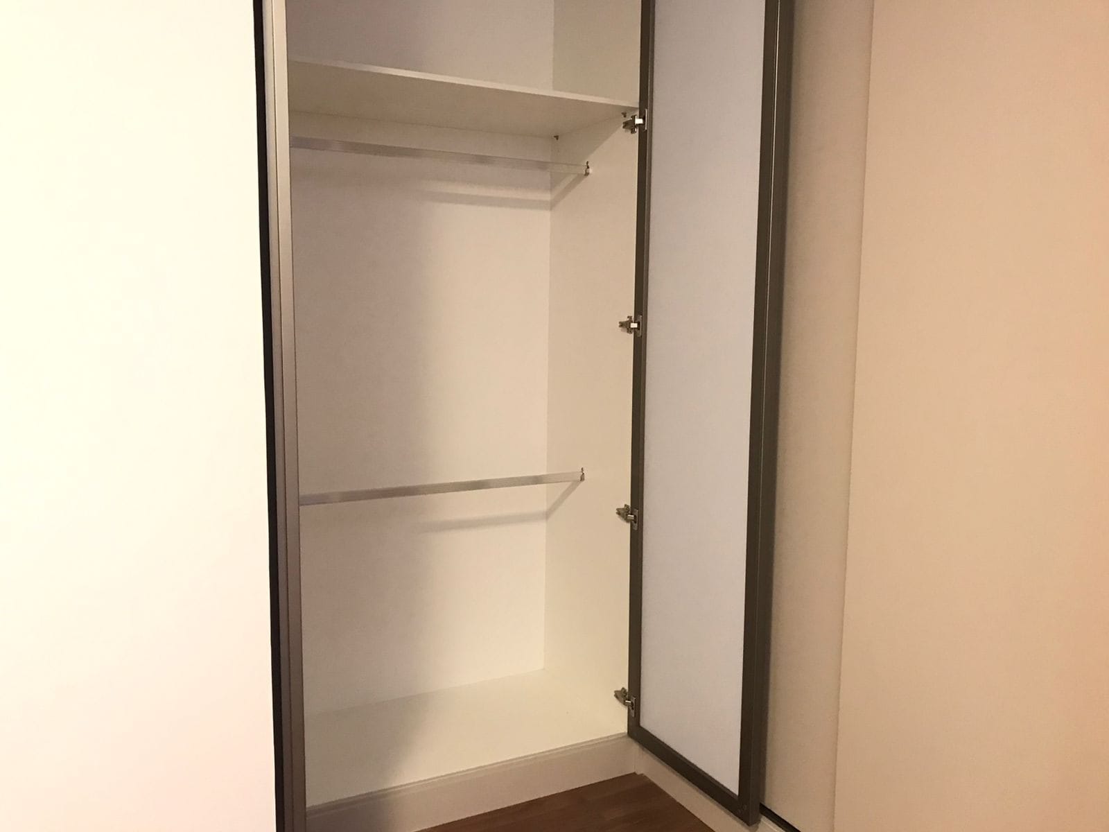 Sobrado à venda, Condomínio Morada das Flores, 137m² úteis, 3 quartos sendo 1 suíte, 2 vagas  - Cambé, PR