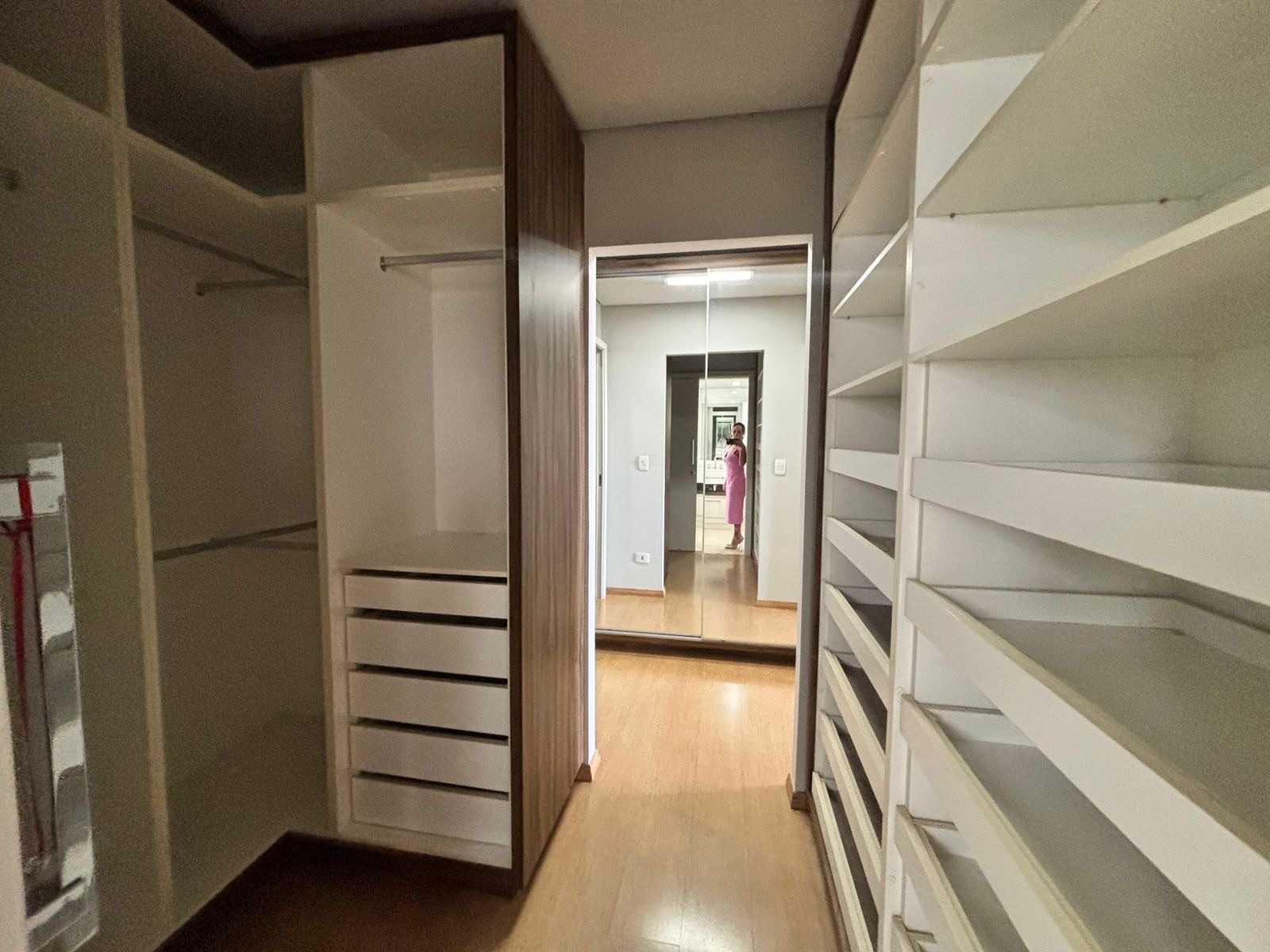 Apartamento à venda, Edifício Pallazo Di Césare , 156m2 úteis, 3 suítes, 3 vagas, andar alto, vista Lago, mobiliado, Bela Suiça, Londrina, PR