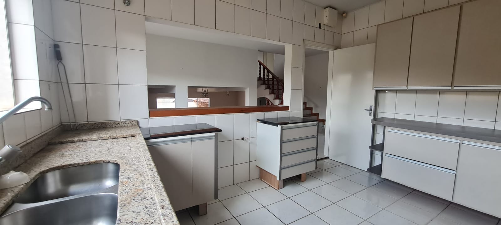 Sobrado para venda , 390m² no total, 193m² construção,no Jd Quebec, 3 quartos sendo 1 suite, e 2 com sacada, 4 vagas - Londrina, PR