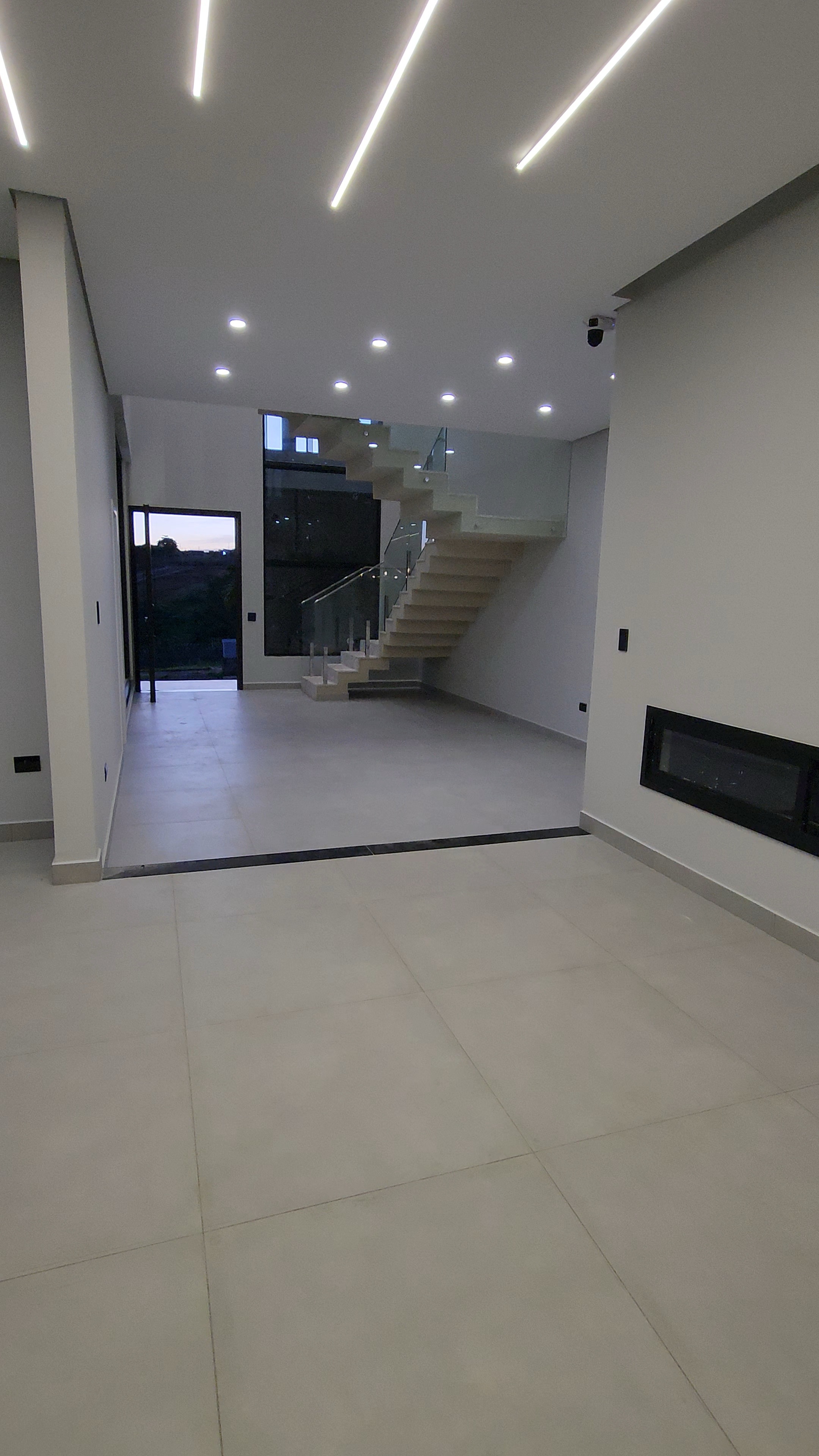 Casa em condominio à Venda, Parque Tauá Araguari, 233 m² construção, 3 suítes, hidro, piscina privativa - Jardim Morumbi, Londrina, PR