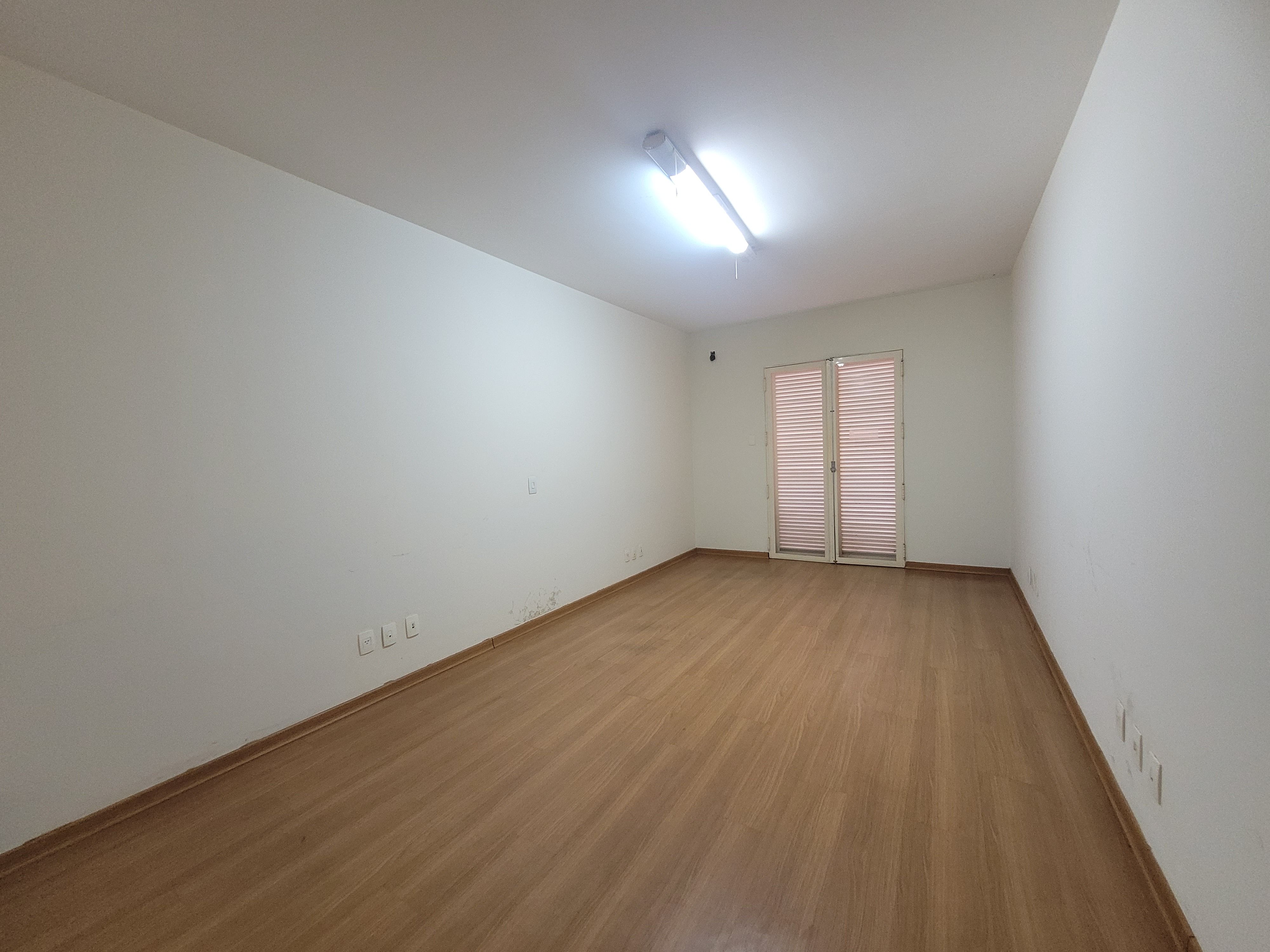 Sobrado à venda, 438m², 5 quartos sendo 3 suítes, 4 banheiros, 4 vagas de garagem no centro de Londrina, PR