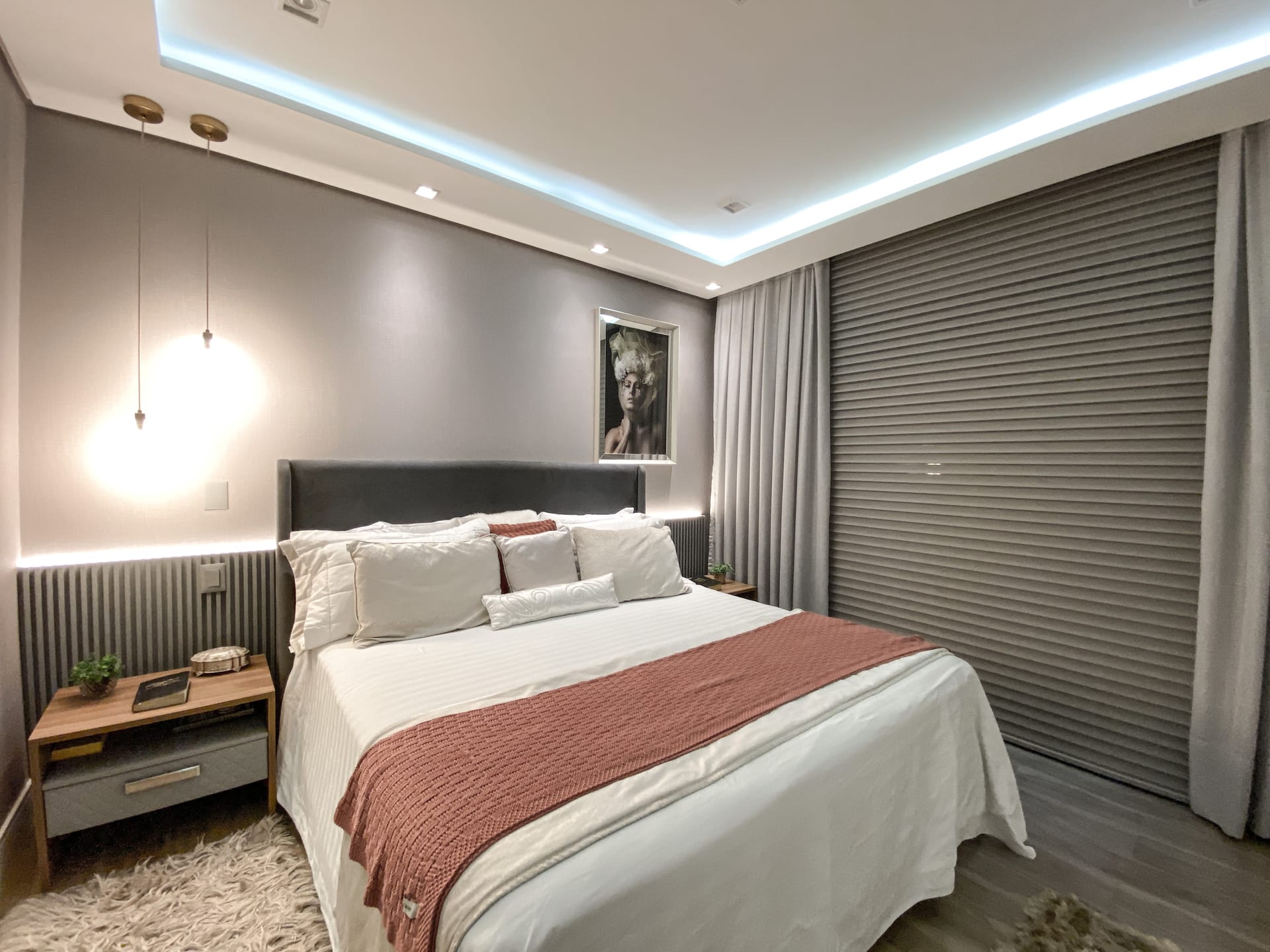 Casa venda e locação no Cond. Alphaville II, 300m² úteis, mobiliada, decorada com 4 quartos sendo 2 suítes e 2 demi-suites, piscina, hidromassage
