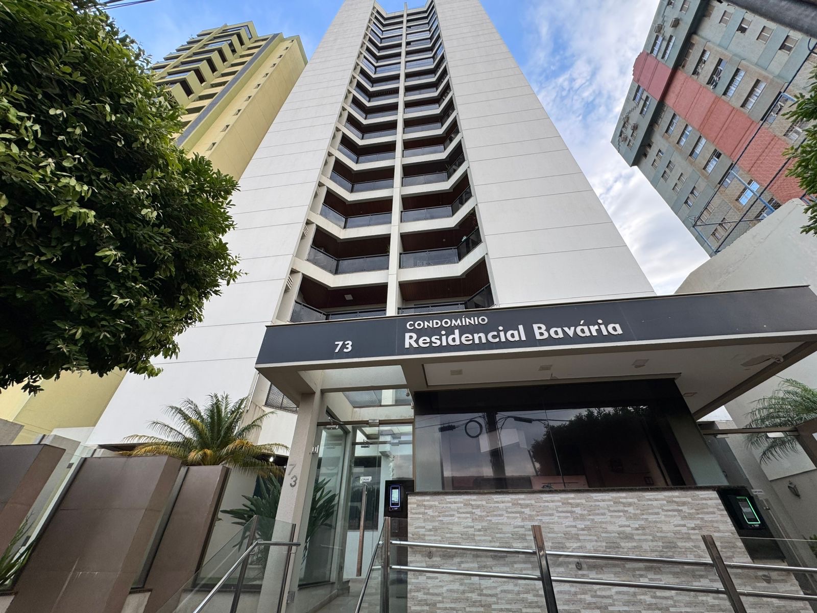 Apartamento à venda, Edifício Bavaria, 3 quartos sendo 1 suíte, 2 vagas, andar alto -Centro Londrina, PR